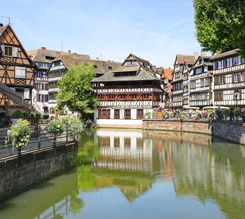 Maisons à colombages et immeubles à pans de bois dans le centre historique de Strasbourg