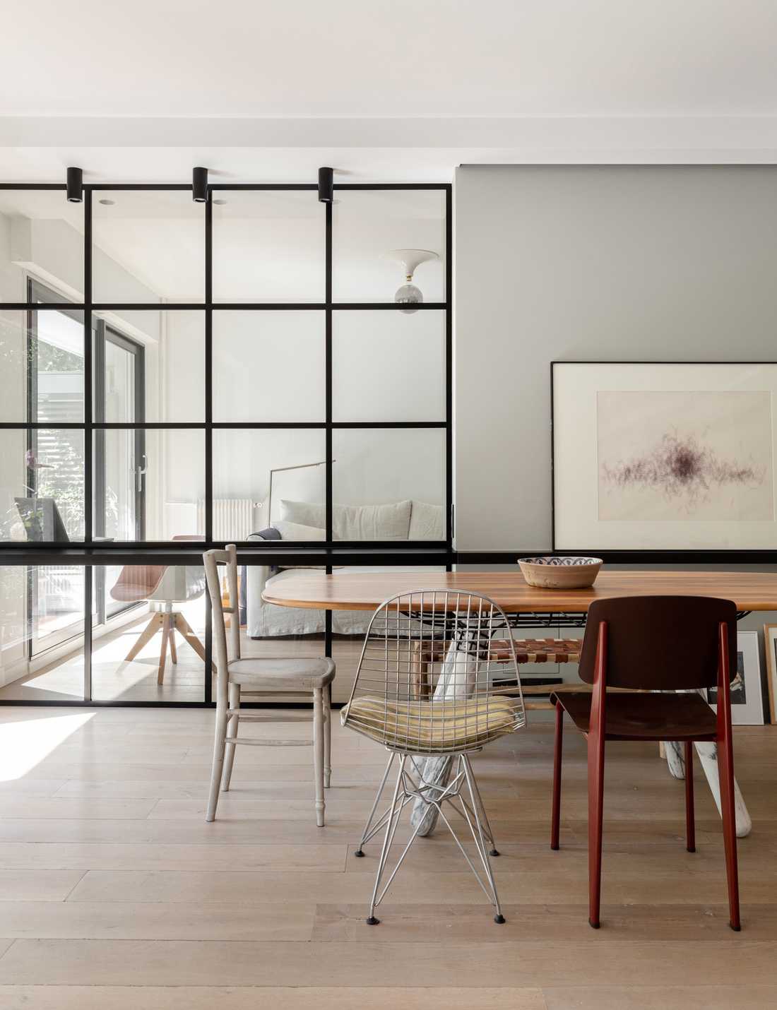 Verrière sur mesure entre chambre et salon aménagé par un décorateur d'intérieur