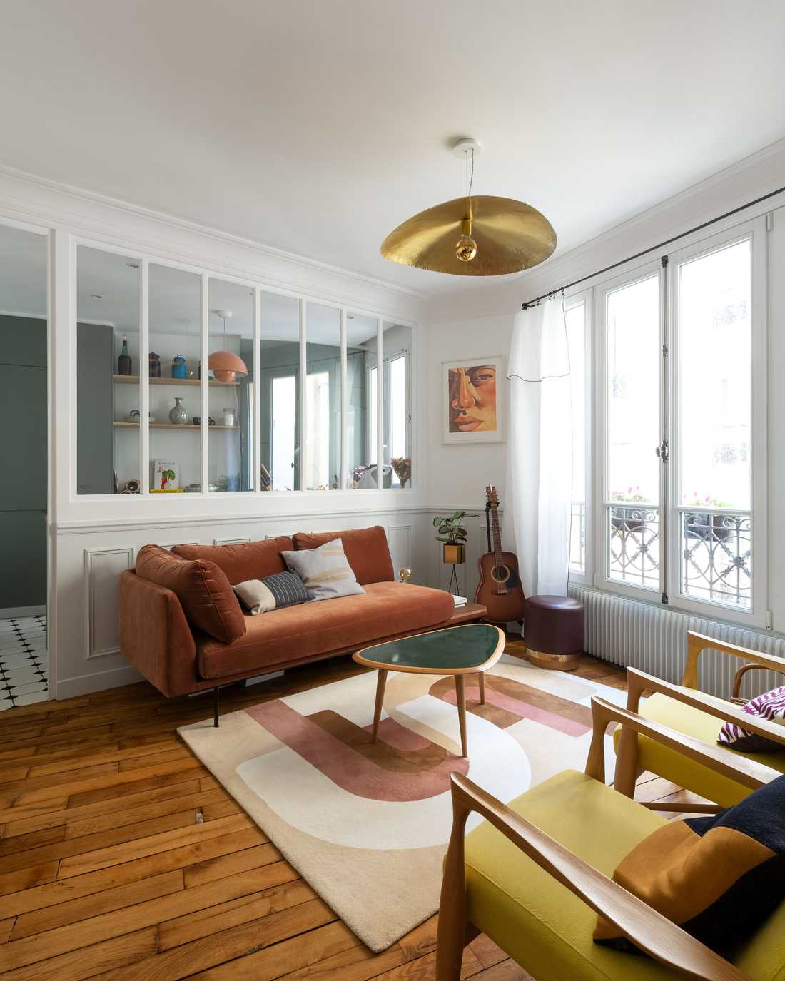 Relooking d'intérieur d'un salon avec verrière dans un appartement à Strasbourg