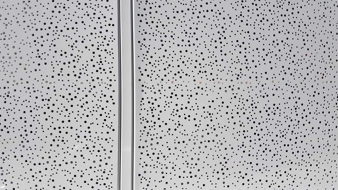 Portail sur mesure avec métal perforé