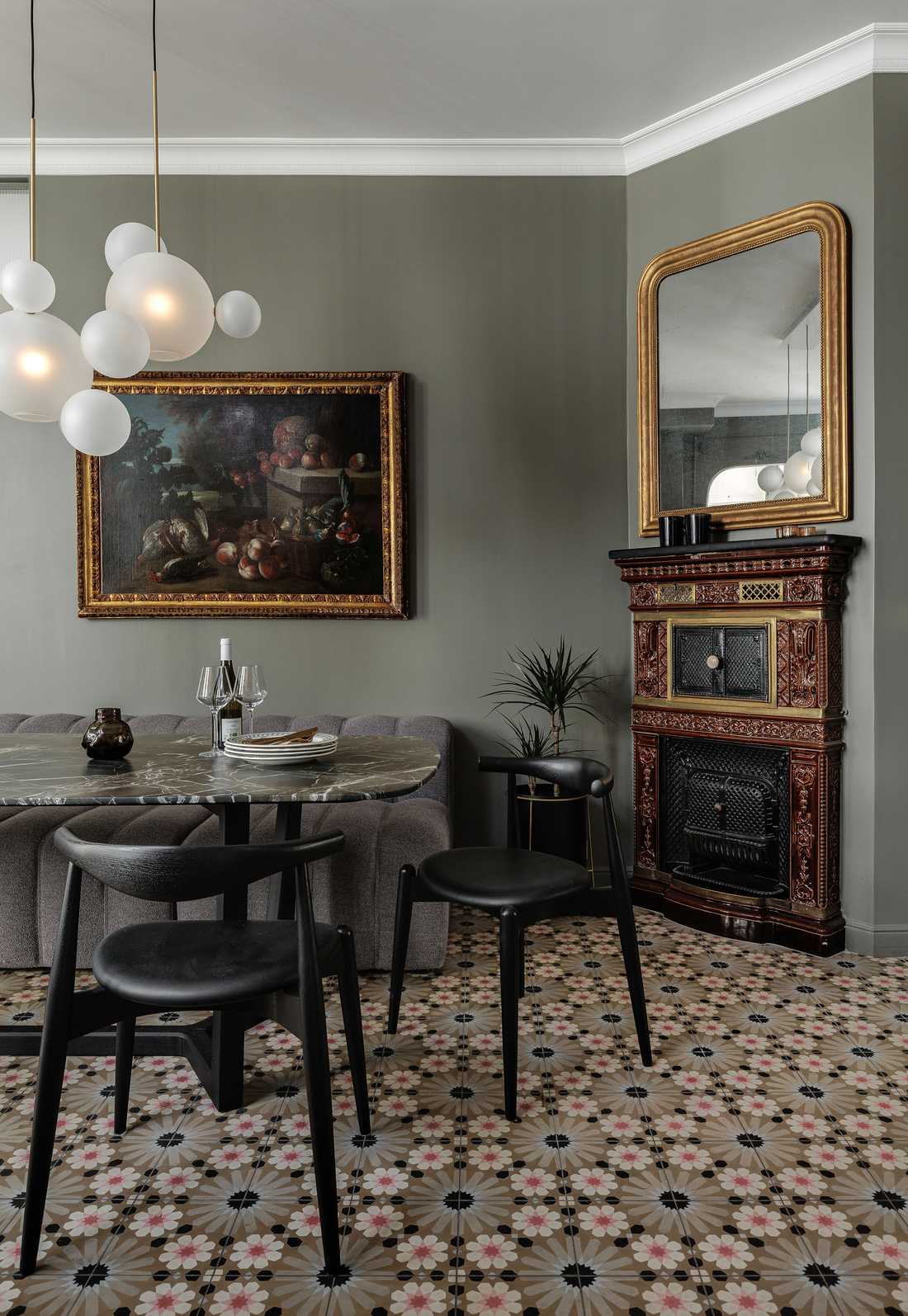 Salle a manger avec cheminée ancienne rénovée par un architecte d'intérieur dans le Bas-Rhin