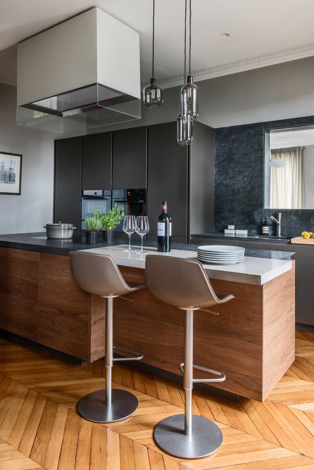 Cuisine ouverte d'une appartement haussmannien rénové par un architecte à Strasbourg