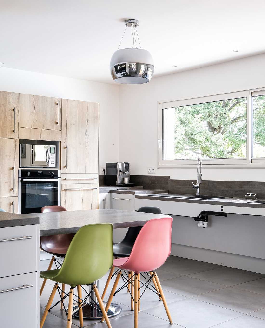 Un architecte d'intérieur à Strasbourg aménage une cuisine accessible aux personnes à mobilité réduite PMR)
