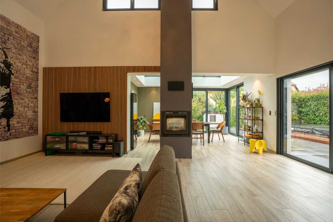 Salon avec panneaux à lattes verticales Woodupp