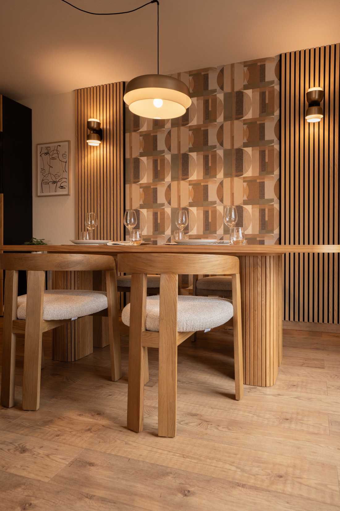 Salle à manger de l'appartement après les travaux de rénovation d'intérieur