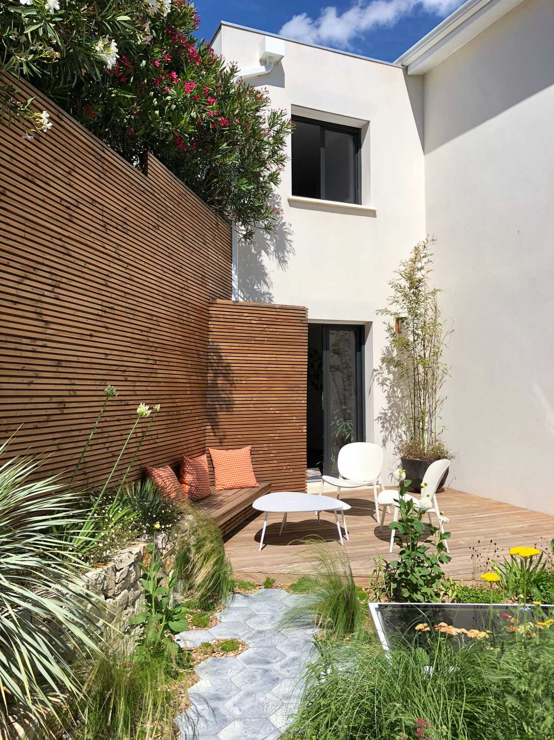 Aménagement de la terrasse d'une maison de ville par un paysagiste en Alsace