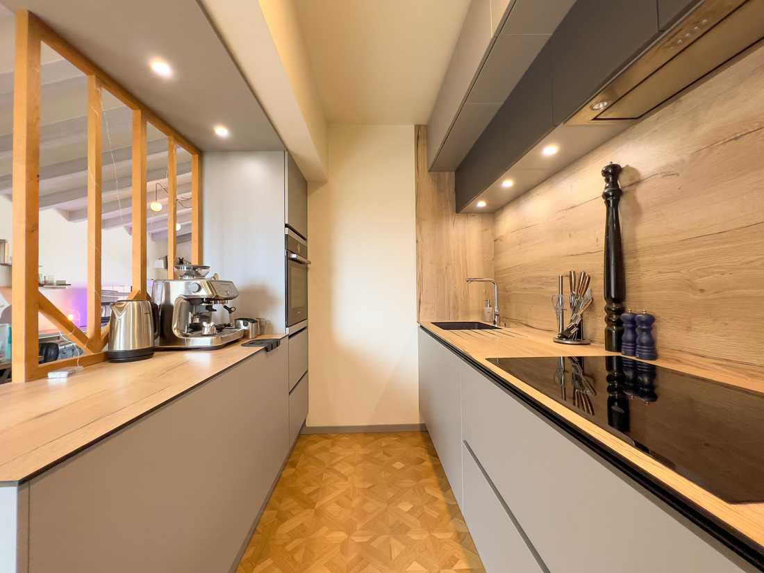 Cuisine avec un ilot et un claustra