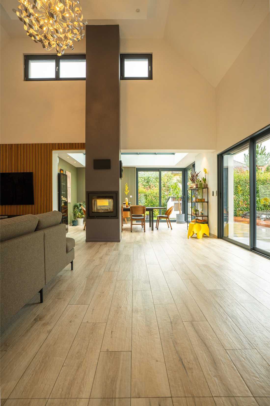 Salon avec plafond cathédrale dans une maison à Strasbourg