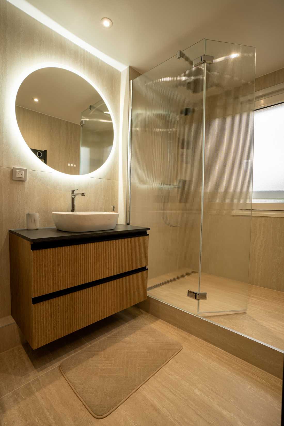 Salle de bain contemporaine avec douche à l'italienne