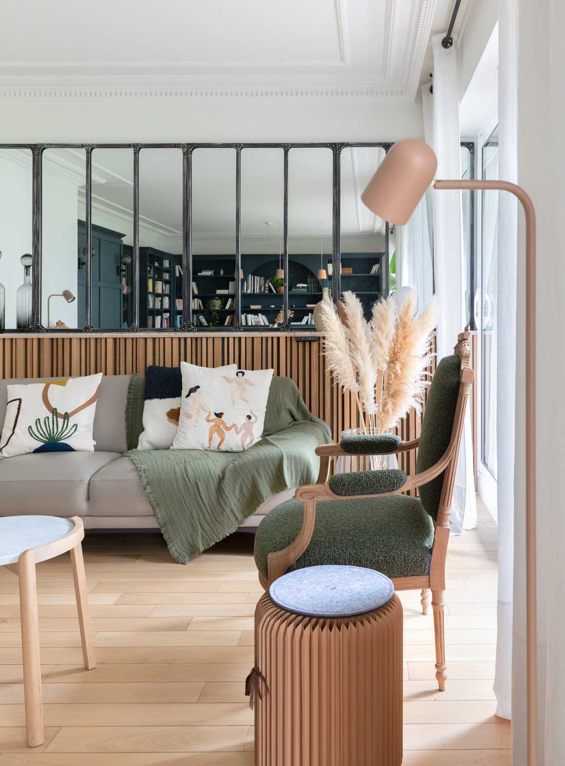 Séparation entre un salon et une cuisine avec une verrière conçue par un décorateur d'intérieur en Alsace