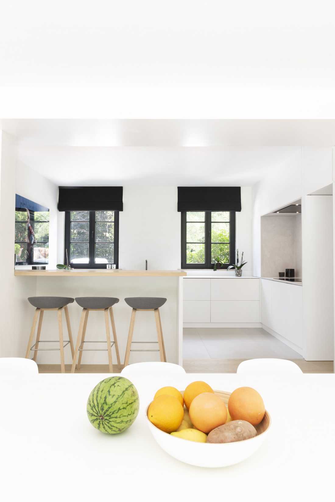 Cuisine ouverte d'une villa rénovée par un architecte d'intérieur à Strasbourg