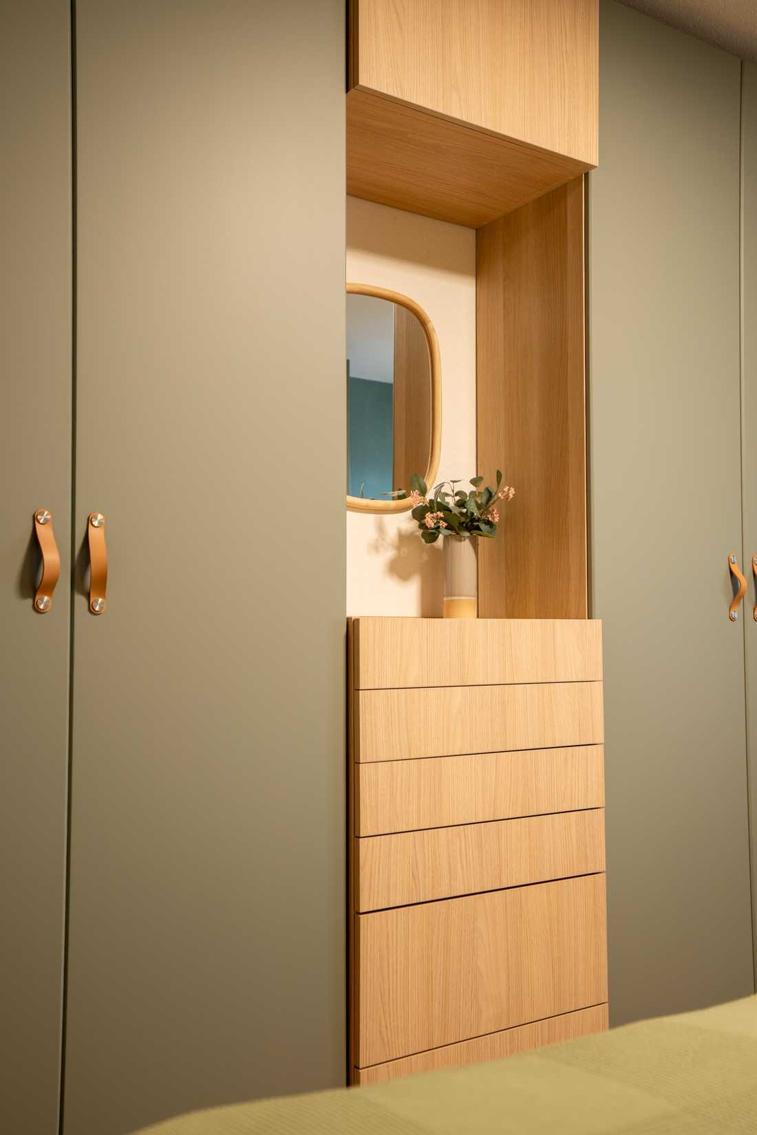 Dressing sur mesure réalisé par un architecte d'intérieur dans une chambre à Erstein