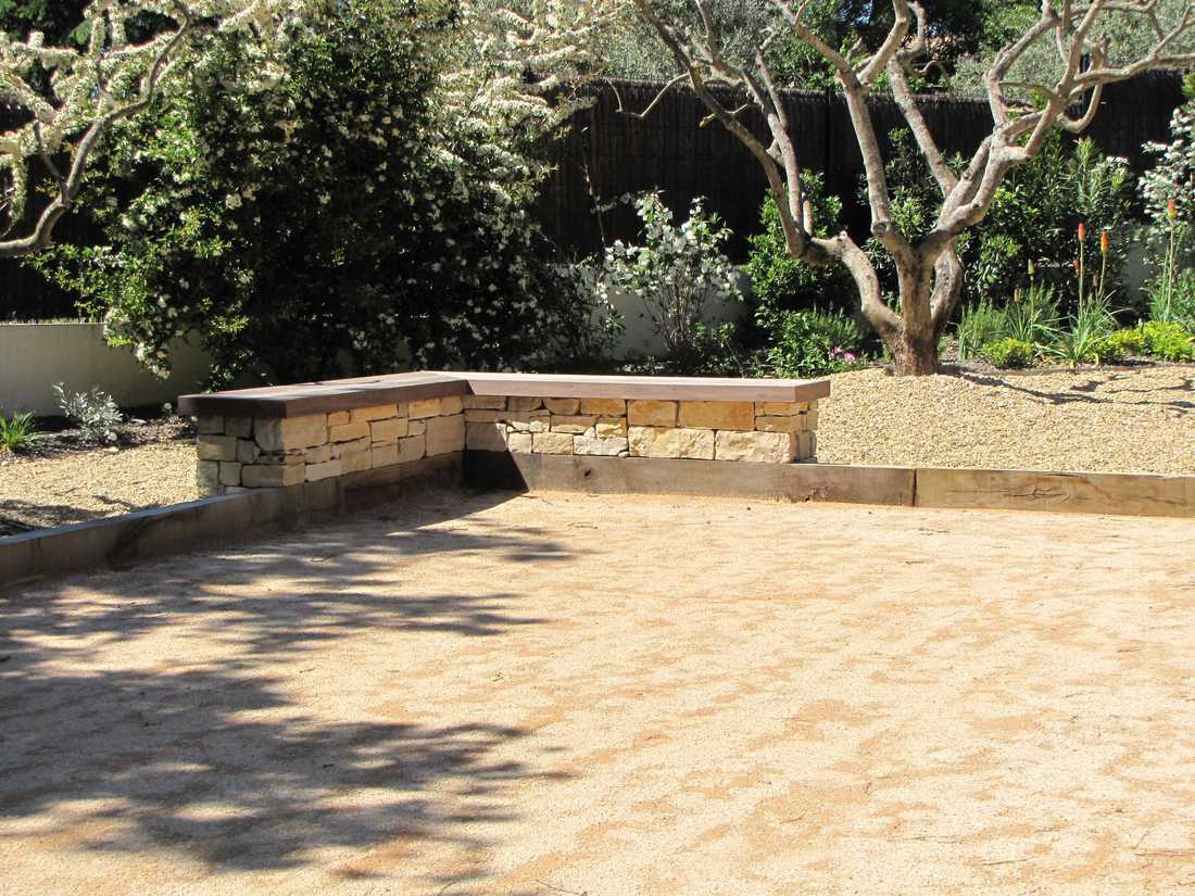 Banquette en bois du terrain pétanque