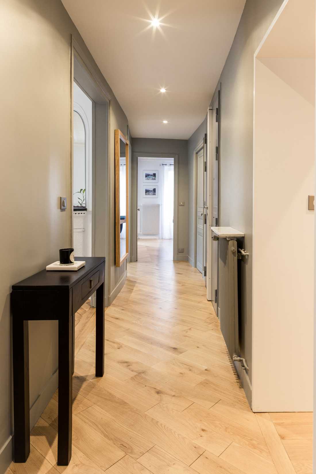 Couloir d'un appartement haussmannien renovée par un architecte d'interieur à Strasbourg