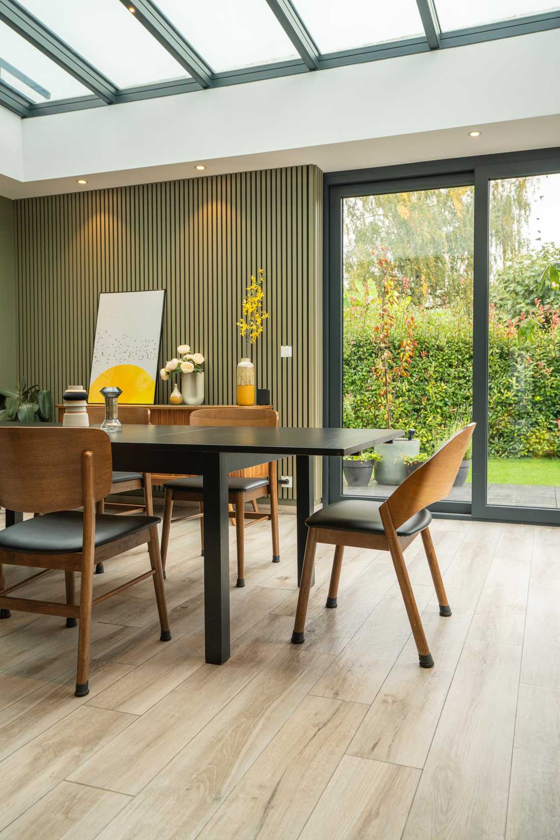 Salle à manger d'une maison avec verrière zenithale
