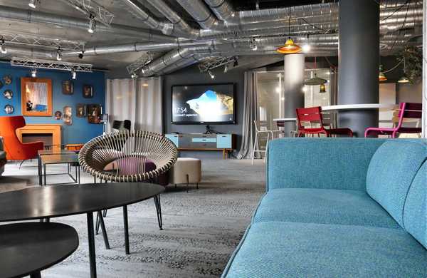 Un architecte d'intérieur aménage les locaux d'une agence de publicité situés dans un quartier d'affaire à Strasbourg.