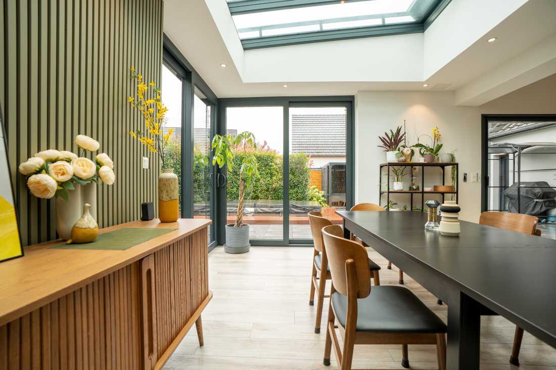 Salle-à-manger avec double baies vitrées