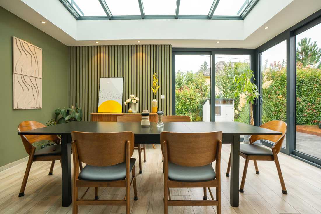 Salle à manger lumineuse après travaux de rénovation