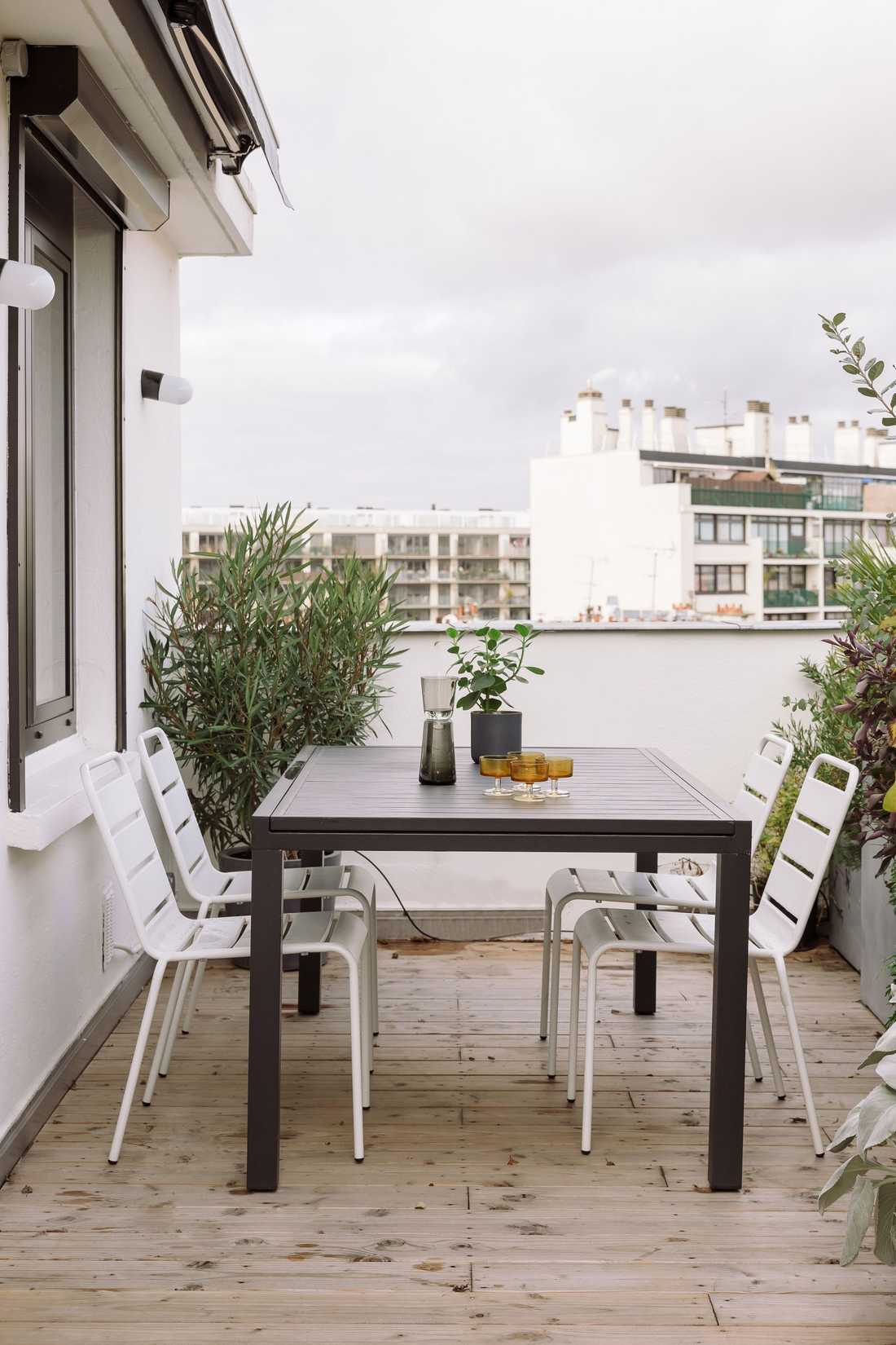 Coin repas sur la terrasse de l'appartement à Strasbourg