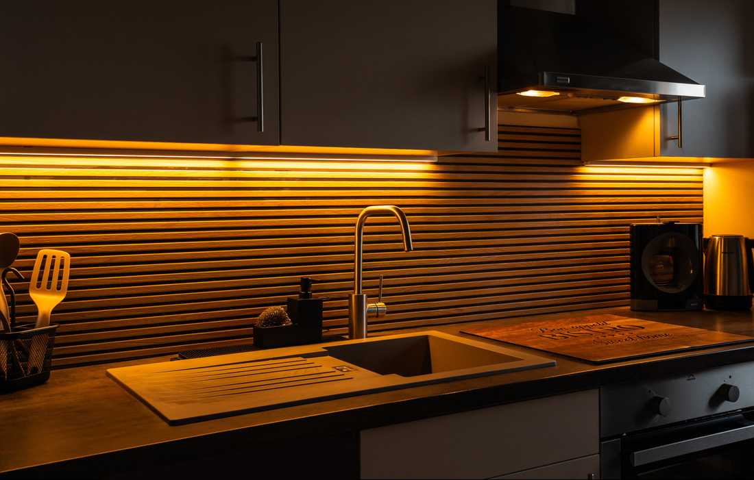 Cuisine avec panneaux de lattes horizontales